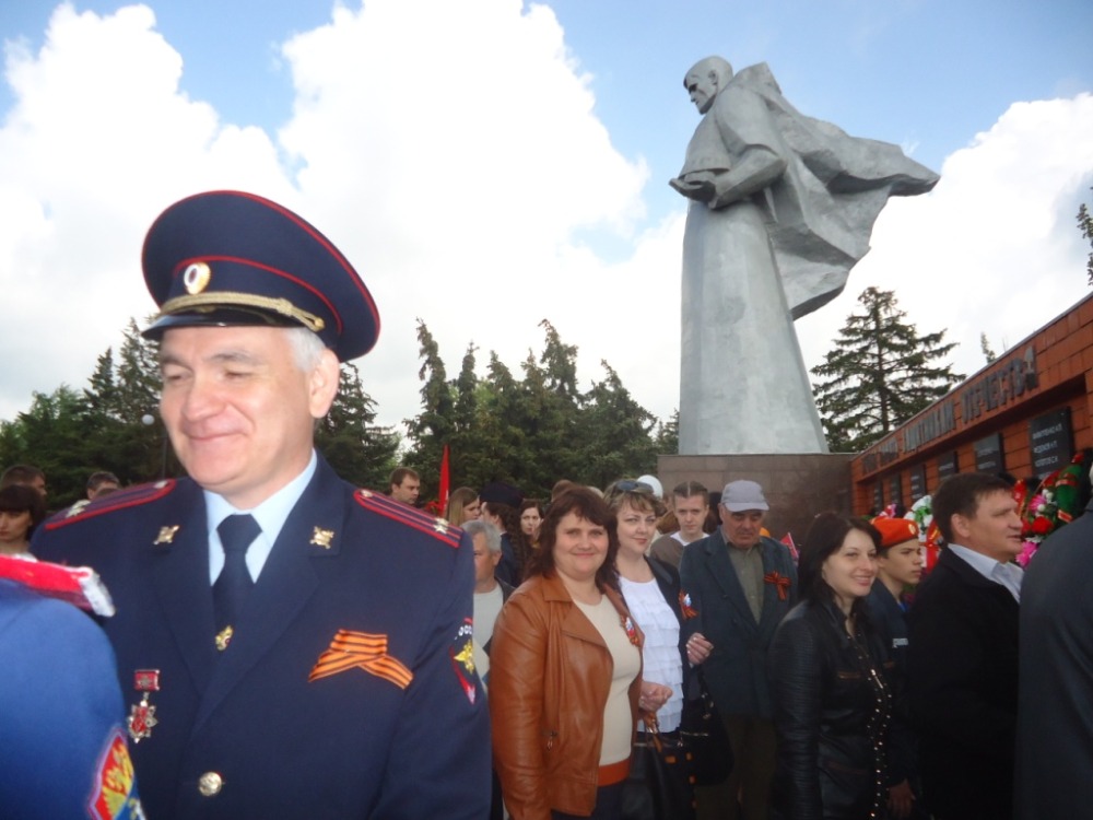 Возложение цветов к памятнику Неизвестному солдату