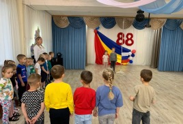 Поднятие флага  и исполнение гимна РФ